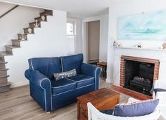 Sails Up Sea Cottage L Waterfront 2br/1.5ba Home - Portsmouth - Living room