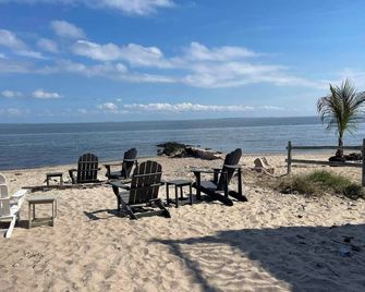 Waterfront 3-Bed, Pet Friendly Beach House-Old Lyme, Ac, Wifi, Side A of Duplex - Old Lyme - Playa