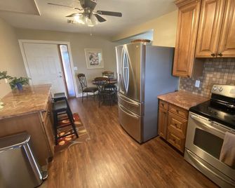 Watch Florida sunsets from the covered lakefront dock - Sorrento - Kitchen