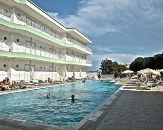 Chrissy's Paradise - Agia Pelagia - Piscine
