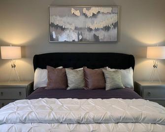 \nTownhouse with pool, tennis courts and gym. Easy access to highway and Studios - Peachtree City - Bedroom