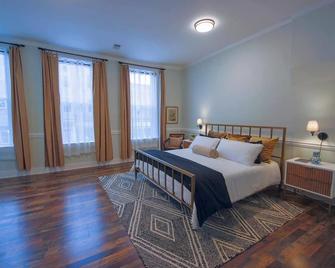 The Perch - New / Downtown! - Winchester - Bedroom