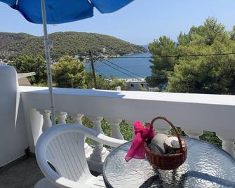 Family friendly, Pet friendly,Sea view,Big Garden - Póros - Balcón