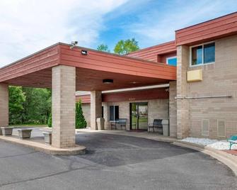 Coratel Inn and Suites By Jasper Riverfalls - Standard 1 King Bed Non Smoking - River Falls - Edificio