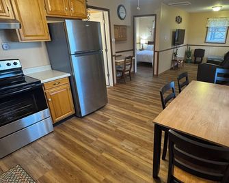 Cozy 1-bedroom cabin right on the river. - Quincy - Cucina