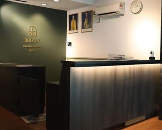 Room V Kluang Parade By Secom - Kluang - Front desk
