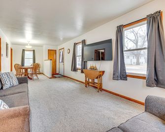 Hike, Fish & Boat: Lake Mills Home w/ Yard - Lake Mills - Sala de estar