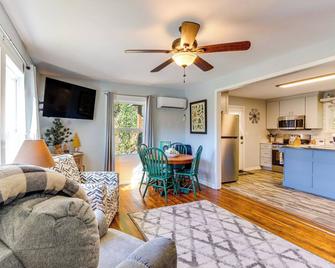 1 Mi to Dtwn: Pet-Friendly Cabin in Murphy! - Murphy - Wohnzimmer