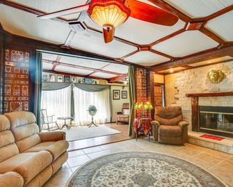 Kerrville Vacation Rental with Colorful Courtyard! - Kerrville - Living room