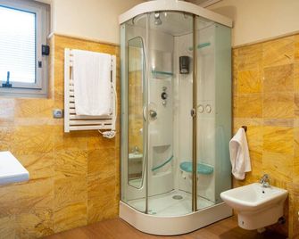 Santiago Apartments Bilbao - Bilbao - Bathroom