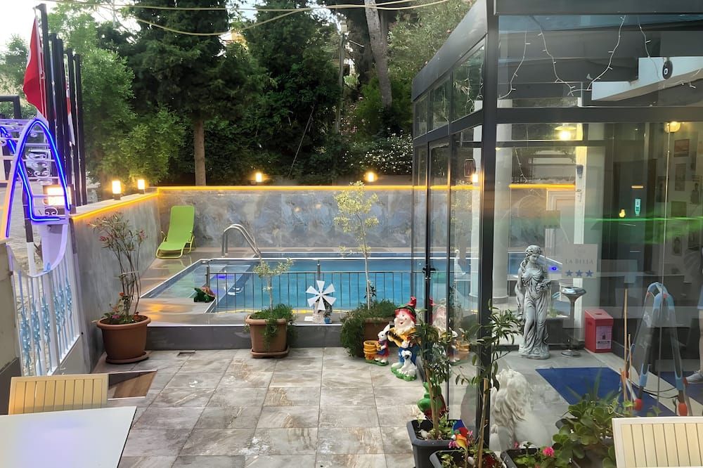 لا بيلا سويت هوتل - كوساداسي - حوض السباحة