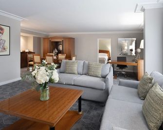 Delta Hotels by Marriott Heathrow Windsor - סלאו - סלון
