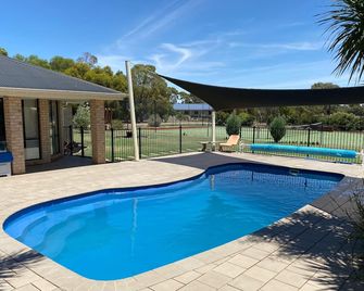 The Complete Retreat - Yarrawonga - Pool