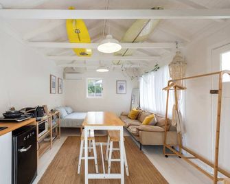 Surf Shack Bungalow - Oceanstays - Yamba - Вітальня