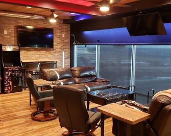 First Turn Luxury Condo At Charlotte Motor Speedway - Concord - Lounge