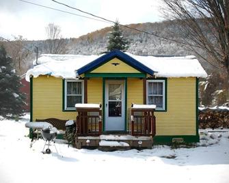 Catskill Bungalow - Tiny House Vacation for couples, Windham & Hunter NY, skiing - Prattsville - Edificio