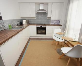 Apartment 3 Broadhurst Court sleeps 4 minutes from town centre & train - Stockport - Kitchen
