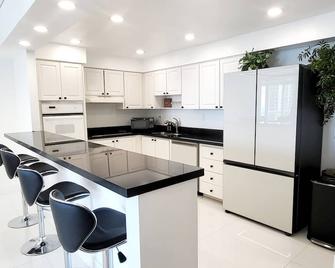 Luxury Beach & City View Condo 5 min walk to beach - Sunny Isles Beach - Cocina