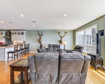Yankton Vacation Home w/ Hot Tub & River Views - Yankton - Wohnzimmer