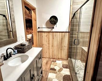 Remodeled cabin w/ Hot Tub, Bunk house on 2 acres! - Randle