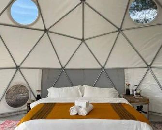 Summer Rustic Camping with AC and King Bed - Elkton - Habitación