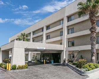 Baymont by Wyndham Arlington At Six Flags Dr - Arlington - Edificio