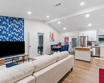 Spacious 3bd House - Bbq - Backyard Games & Sports - Alpharetta - Living room