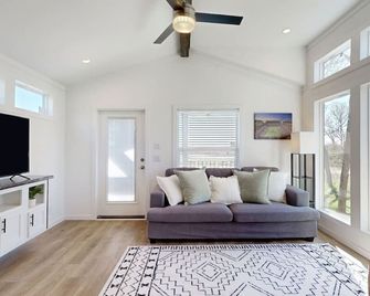 2 Br 1ba Private Farmhouse - Somerville - Sala de estar