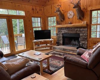 Sturgeon Riverfront Cedar Cabin - Indian River - Living room