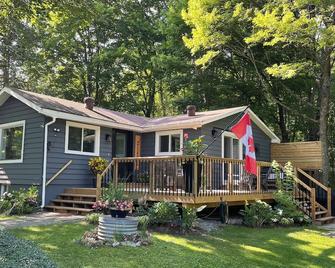 Northern Cottage with Hot Tub, Trent Lakes - Bobcaygeon - Building