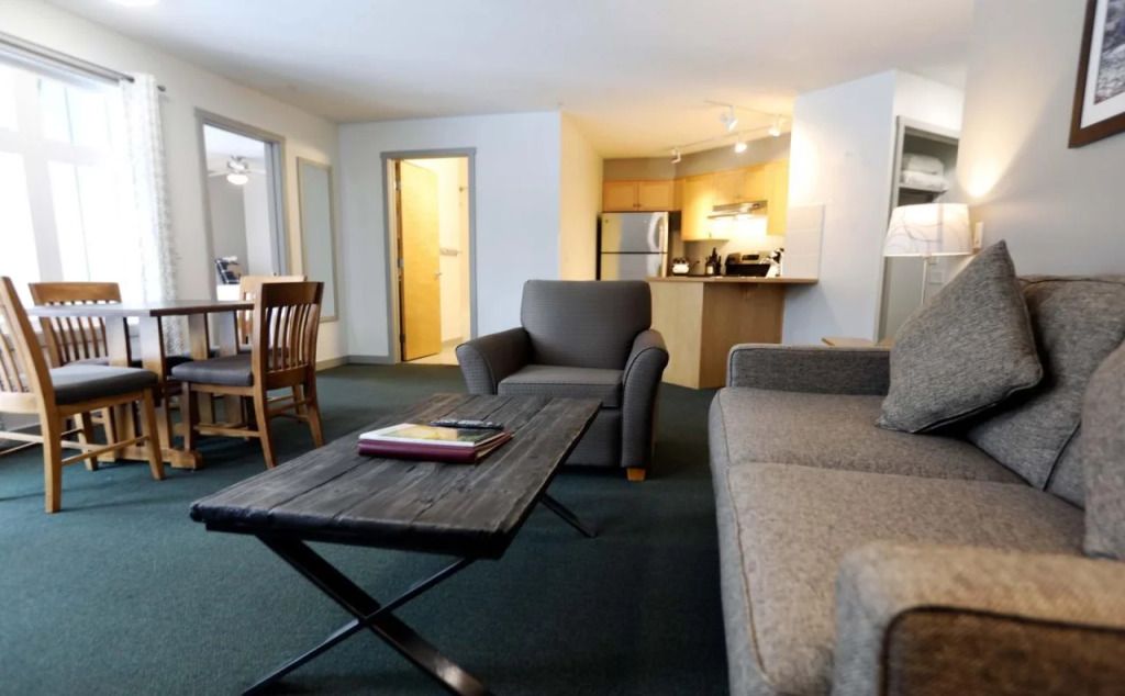 WindTower Lodge And Suites - Canmore - Living room