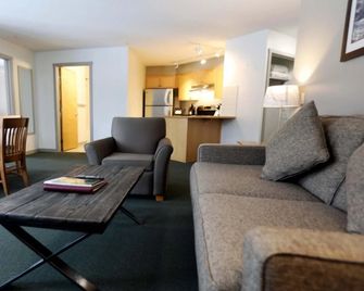 WindTower Lodge And Suites - Canmore - Living room