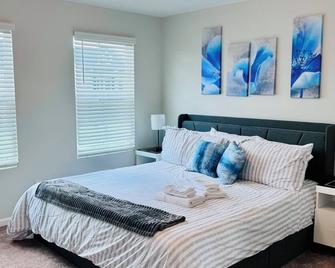 Ellington Escape - Modern Home, Cabana & Pool - Elgin - Bedroom