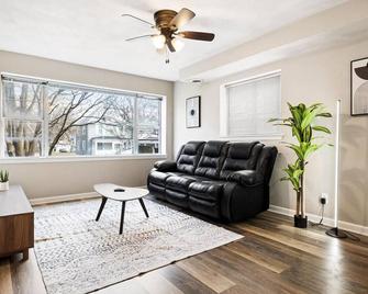 Chic and Comfortable 1BR Apartment near Bradley U - Peoria - Living room