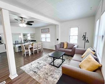 Newly Renovated, Lake Haven Cottage, 3 Bedroom, Sleeps 6, Clear Lake, Iowa - Clear Lake - Wohnzimmer