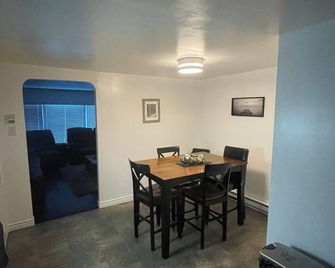 4 bedroom 5 beds mobile home - Labrador City - Dining room