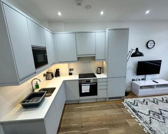 Modern One Bedroom With View - Slough - Kuchyň