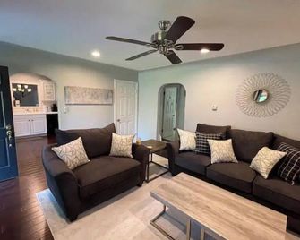 Cheerful 3 Bedroom Cottage Getaway w/ Lake Access - Battle Creek - Living room