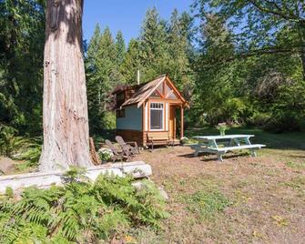 The Micro Cabin In Roberts Creek - 2 Minutes from the Beach! - Roberts Creek - Patio