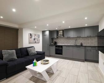 Stylish 1 Bed Apartment in Bicester Town Centre - Bicester - Kitchen