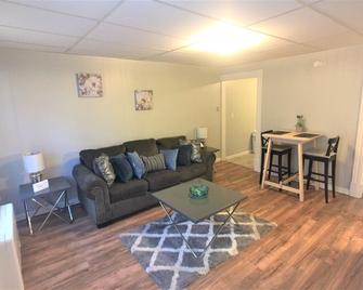 1 Bedroom Apartment: Clean, Spacious, Comfortable, Local To Everything (Apt 1r) - Manchester - Olohuone
