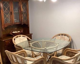 H5 close to the front pool and clubhouse downstairs by lake - Brunswick - Dining room