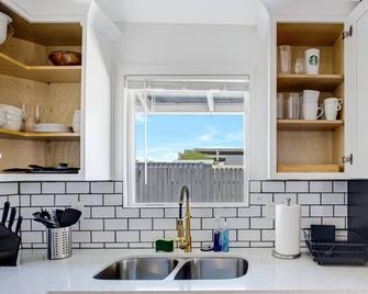 Oregon · Vintage Bungalow - Heart of Downtown Chandler - Chandler - Kitchen