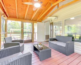 Palatka Hideaway with Fireplace and Private Porch - Palatka - Living room