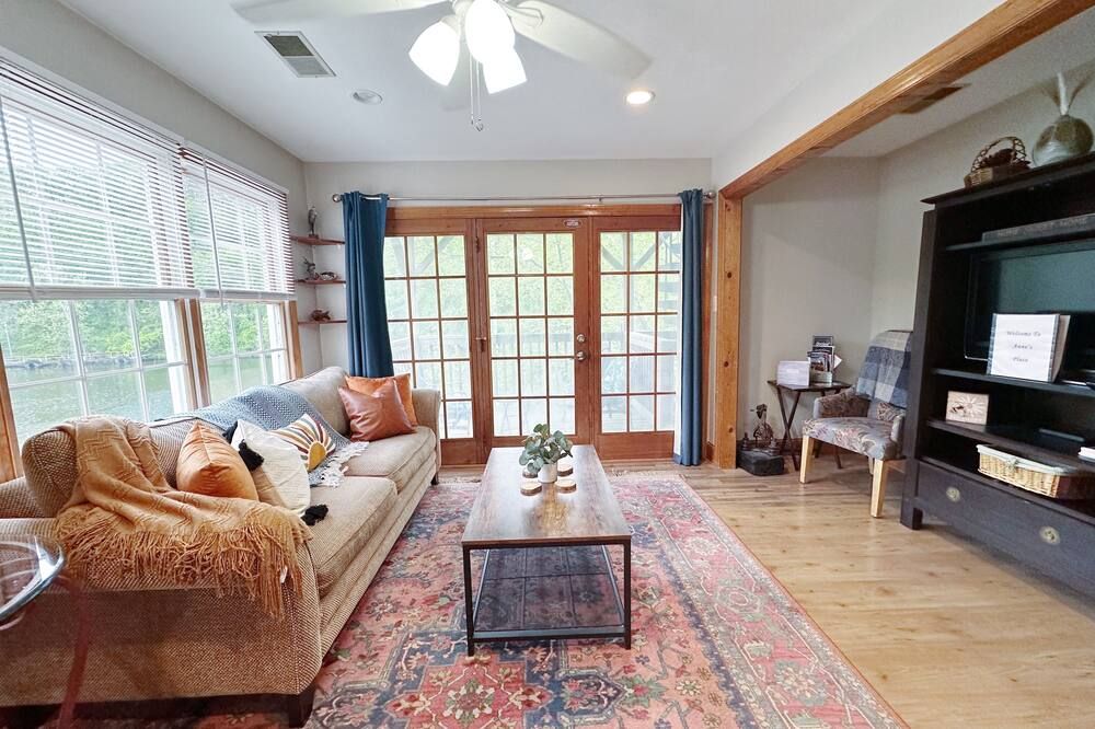 Anne’s Place river view, couples getaway, relax by the water, Historic Occoquan