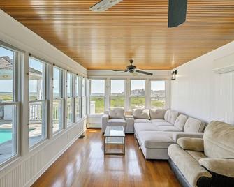 Panoramic Ocean Views: Westhampton Haven w/ Pool - Westhampton Beach - Вітальня