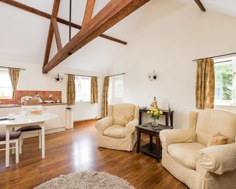 The Ideal Base For Touring. Secluded Rural Setting On The Edge Of Shrewsbury! - Shrewsbury - Living room