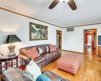 Mt Ida Home w/ Patio: 11 Mi to Lake Ouachita! - Mount Ida - Sala de estar