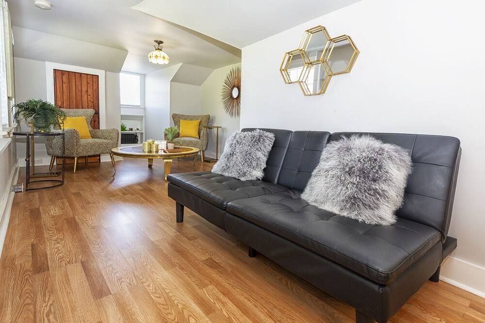A 1 bedroom 1 futon1 bath upstairs of The HH & downstairs is separate to rent. - Bainbridge - Sala de estar