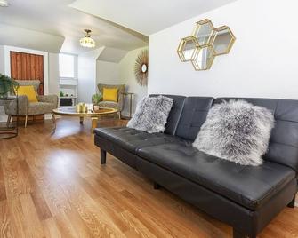 A 1 bedroom 1 futon1 bath upstairs of The HH & downstairs is separate to rent. - Bainbridge - Sala de estar